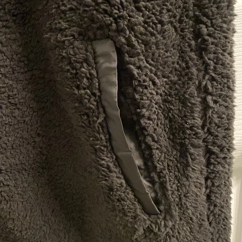 NWT Sage Collective Women's Sherpa Fleece Lined Plush Vest in Black - Picture 4 of 8